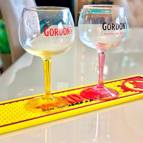 taças de vinho em cima de um descanso de copos amarelo