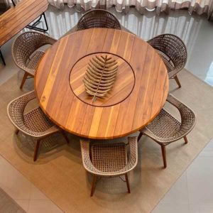 mesa circular de madeira com cadeiras